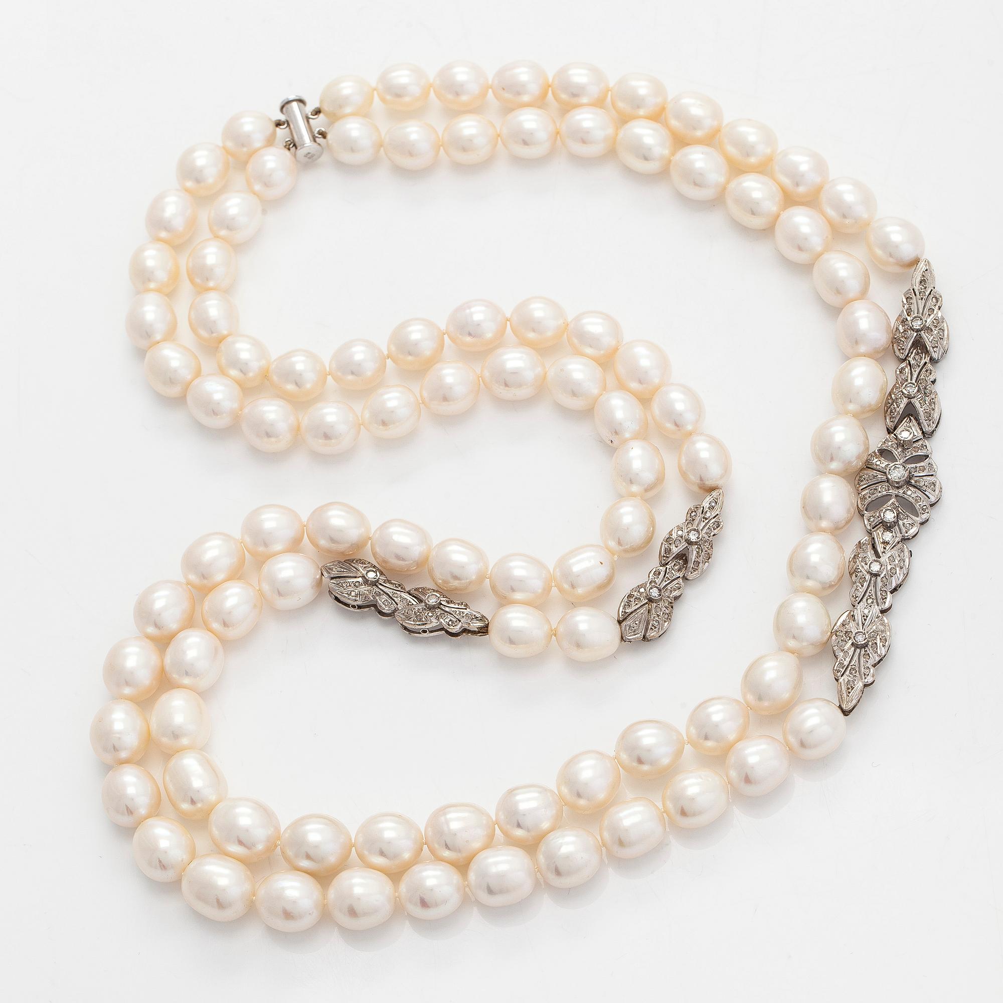 Helminauha, sterlinghopeaa, makeanvedenhelmiä ja timantteja.