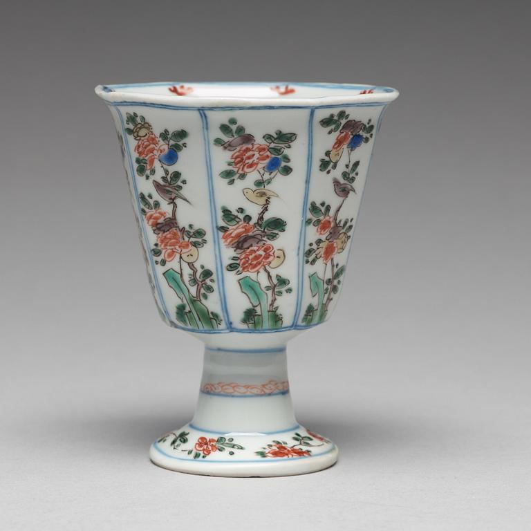 A famille verte octagonal Stem cup, Qing dynasty, Kangxi (1662-1722).