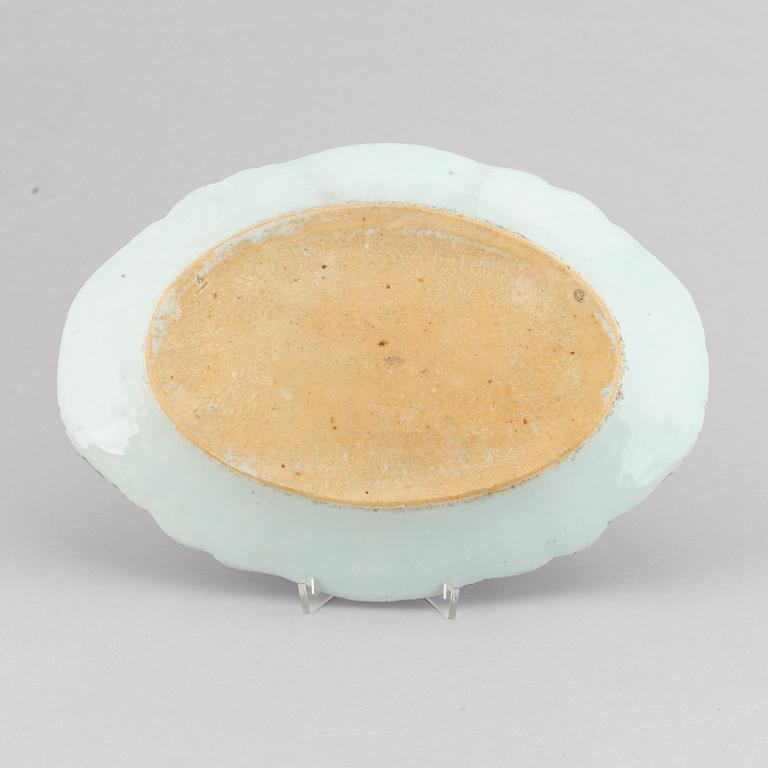 A blue and white serving dish, Qing dynasty, Qianlong (1736-95).