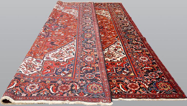 Matta, Heriz, ca 385 x 287 cm.