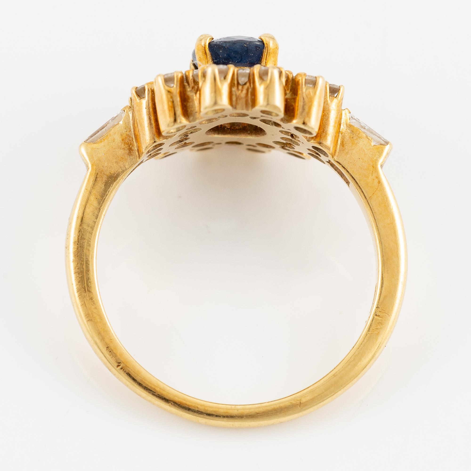 Ring, 18K guld med safir och briljantslipade diamanter.