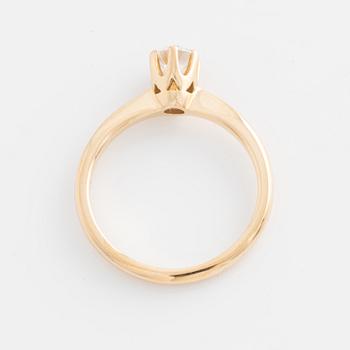 Ring in 18K gold with a round brilliant-cut diamond.