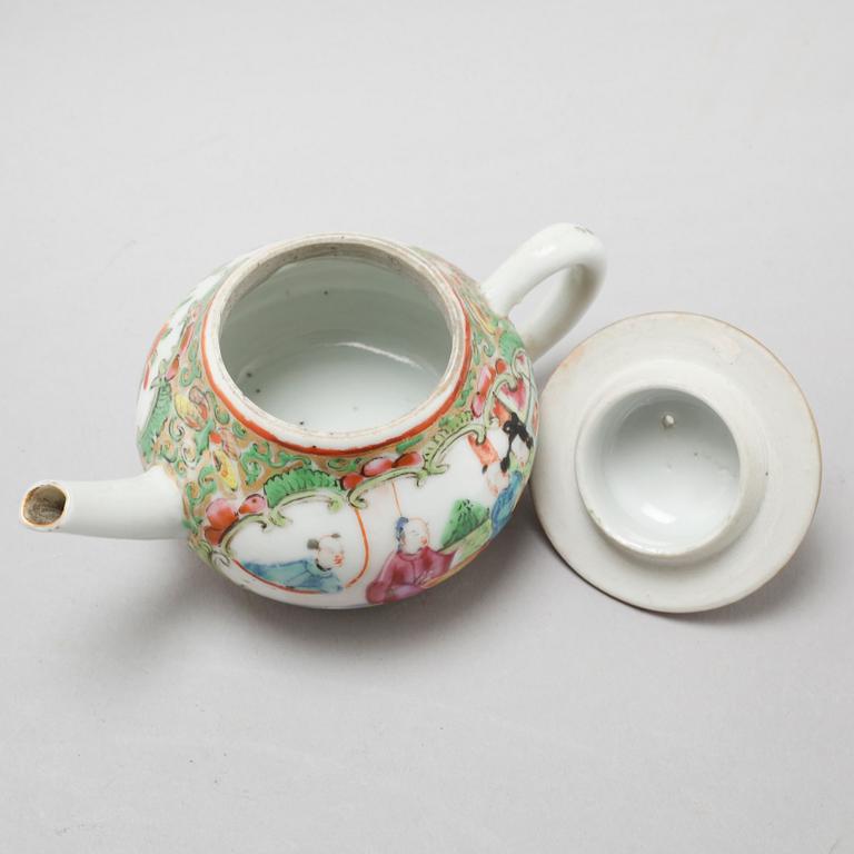 Five pieces of Kanton porcelian from late 19th century.