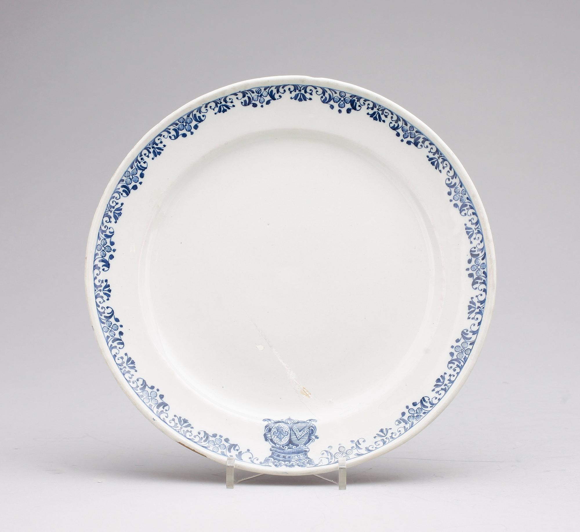 TALLRIK, fajans, vapenporslin, 1700/1800-tal.