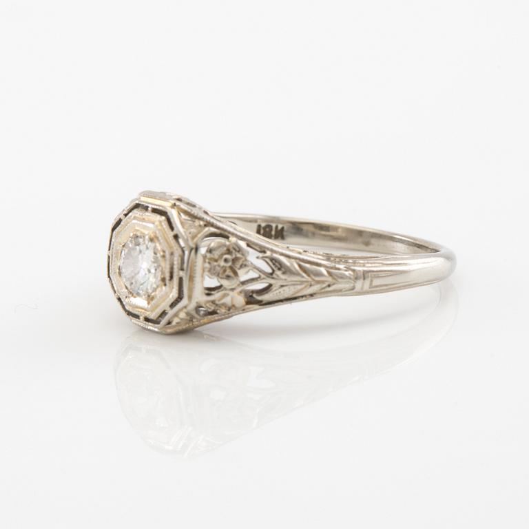 Ring 18K vitguld med en rund briljantslipad diamant.