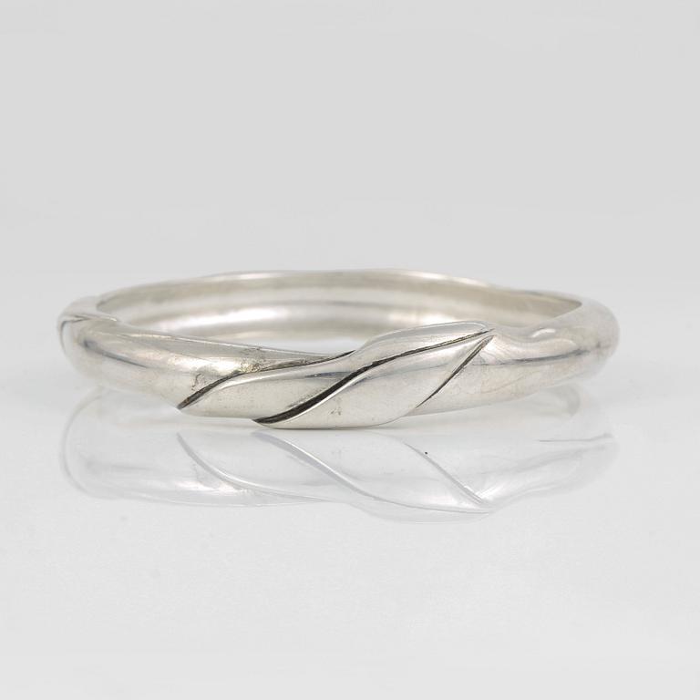 ARMRING samt RING, sterlingsilver, design Ole Kortzau för Georg Jensen, Danmark, efter 1945. Vikt 52 g + 6 g.