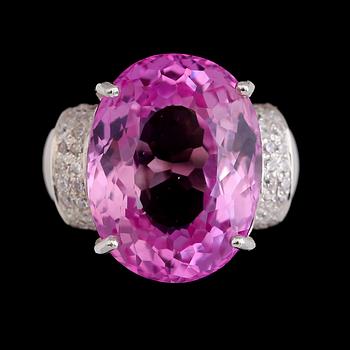 RING, vitguldspläterat sterlingsilver, rosa topas ca 24.00 ct, vita safirer tot ca 0.50 ct.