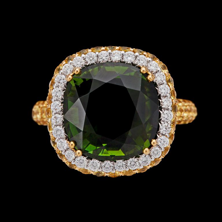 A peridote, yellow sapphire and brilliant cut diamond ring, tot. app. 0.50 cts.