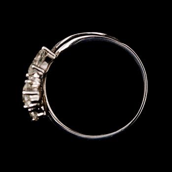 RING, 14 k vitguld, med 3 markisslipade briljanter tot ca 1.50 ct.