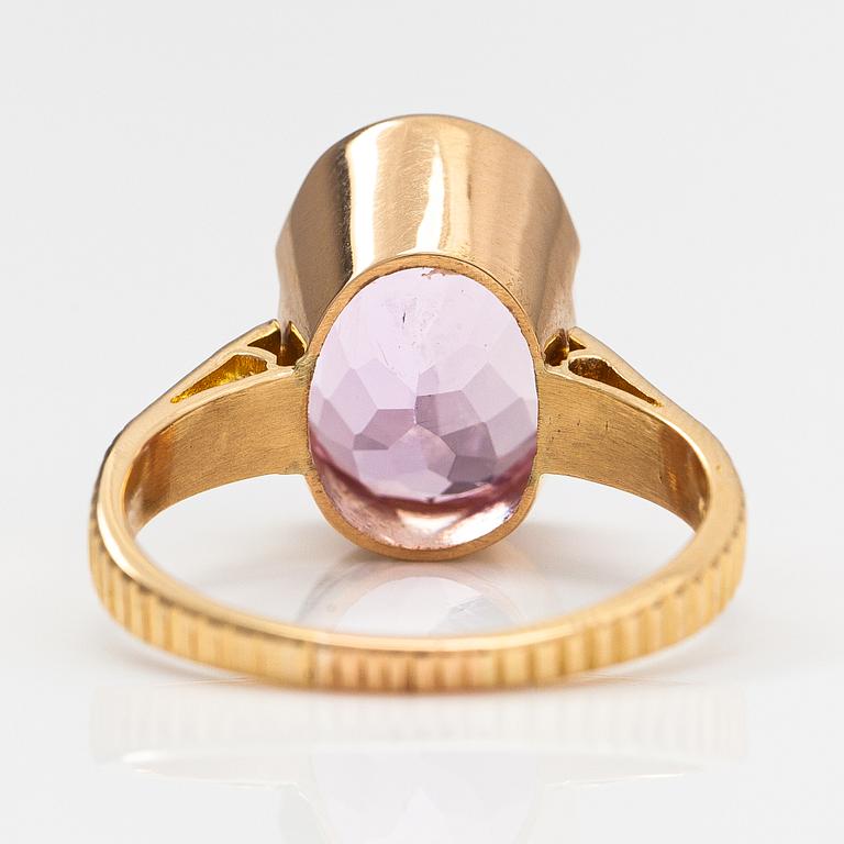 Ring, 18K guld och kunzit. Finska importstämplar 1970.