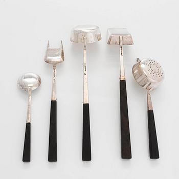 Tillander, Tarjoiluvälineitä, 9 kpl, hopeaa, joista viisi leimattu Matti Honkanen, Helsinki 1955-1962.