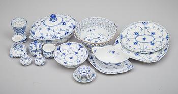 SERVISDELAR, porslin, "Musselmalet", Royal Copenhagen, 43 delar, 1900-talets andra hälft.