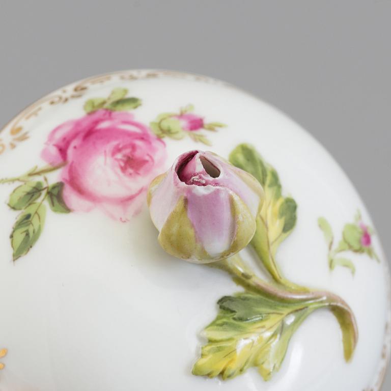 CREMEKOPPAR MED LOCK, 5 st, porslin, Meissen, 1900-talets mitt.