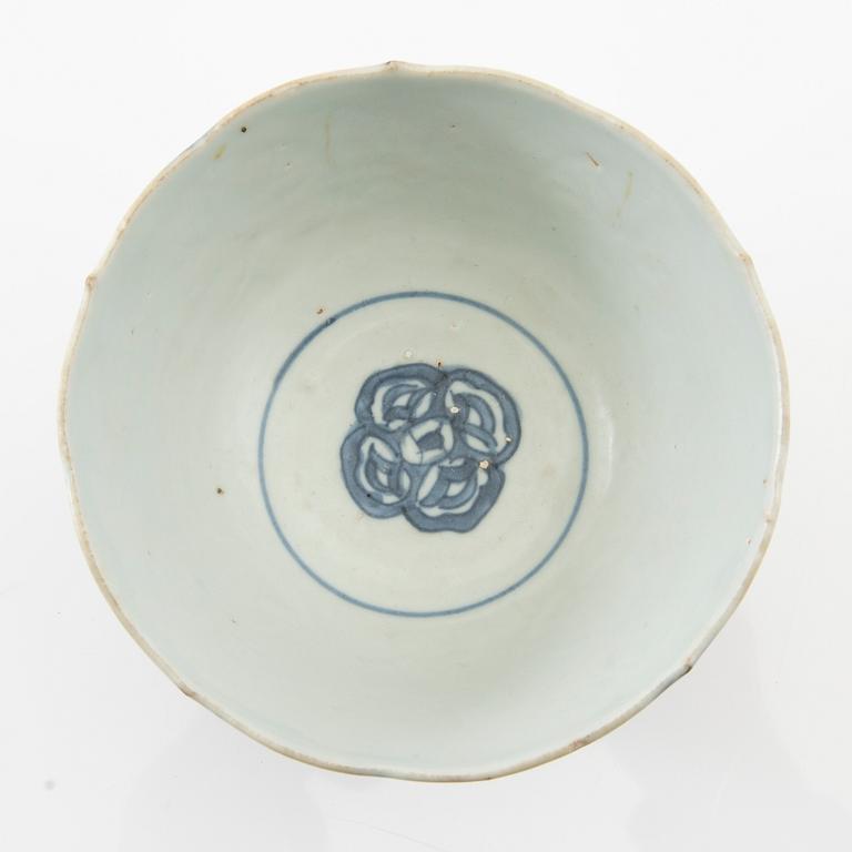 Bowl and plates, 2 pcs, China, 17th/18th century, porcelain.