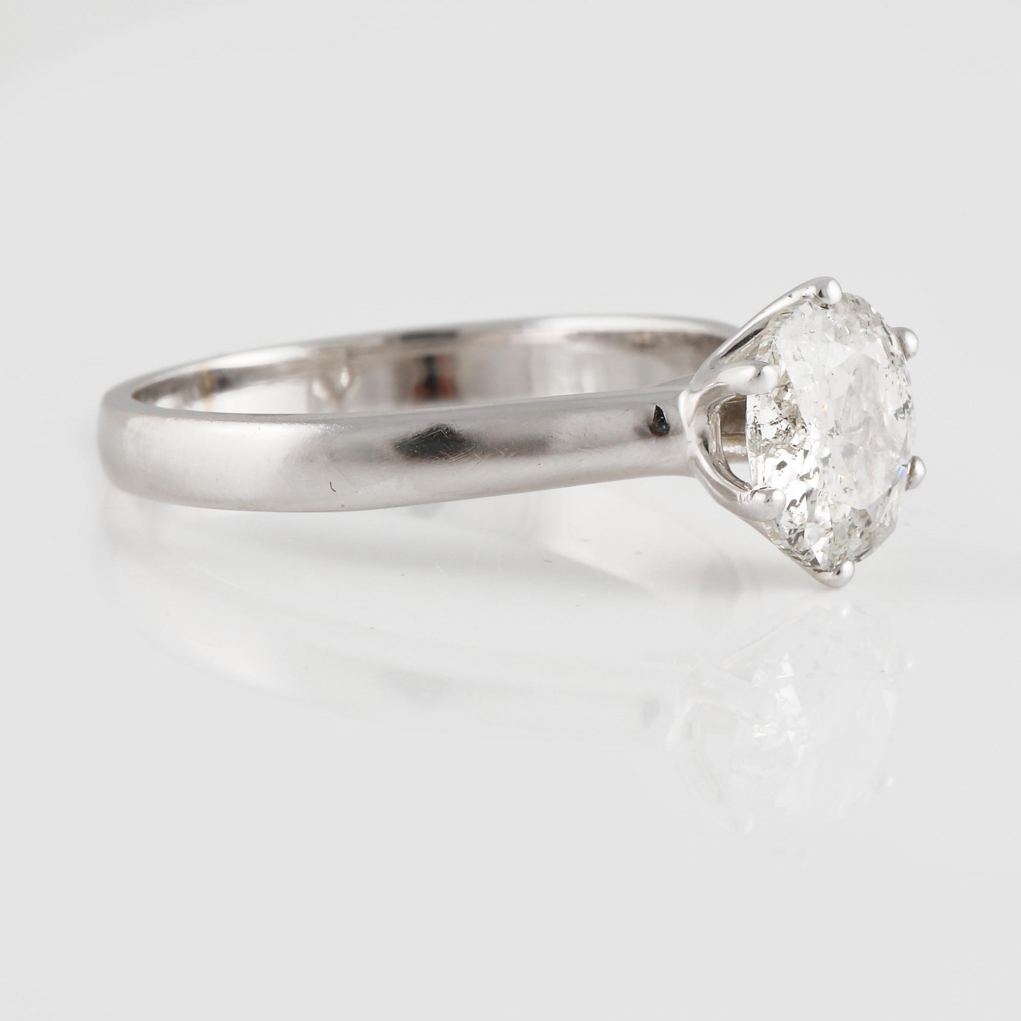RING, 18K vitguld med äldre briljantslipad diamant ca 1.30 ct. Vikt 3,1 gram.