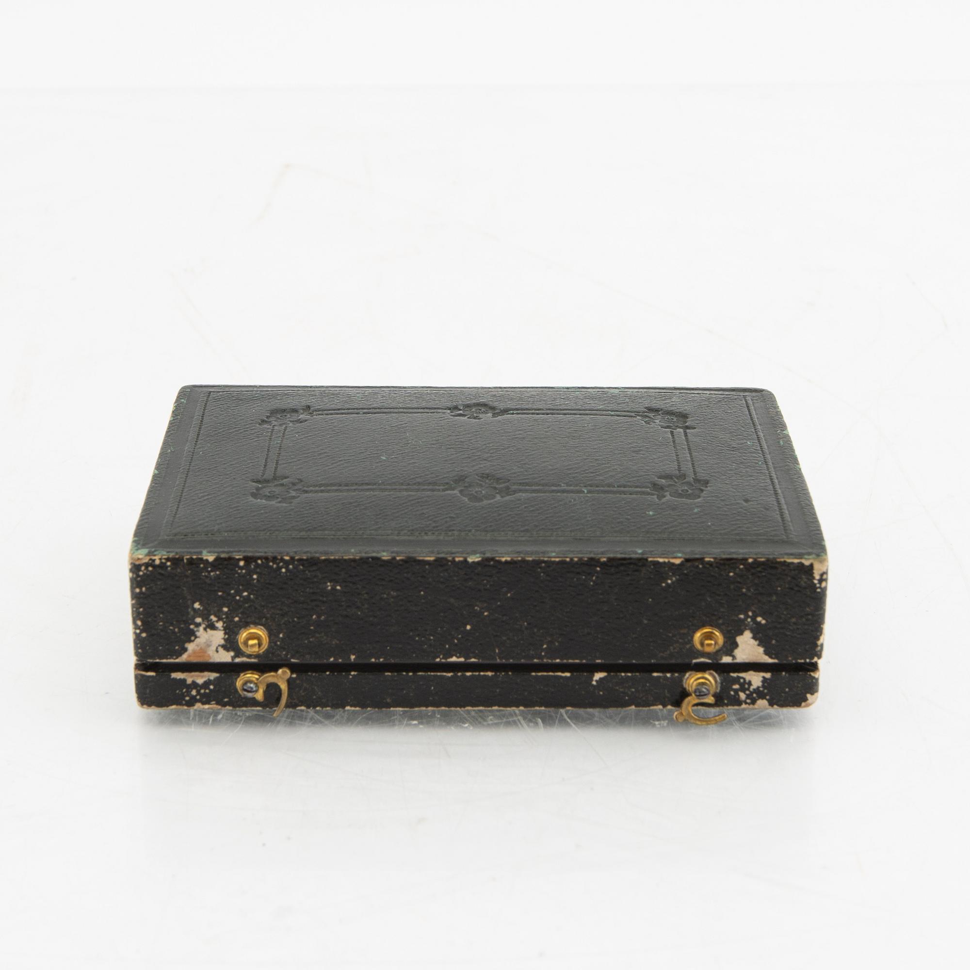 A Swiss mid- 19th century, en deux couleurs, gold box, unidentified makers mark CCS.