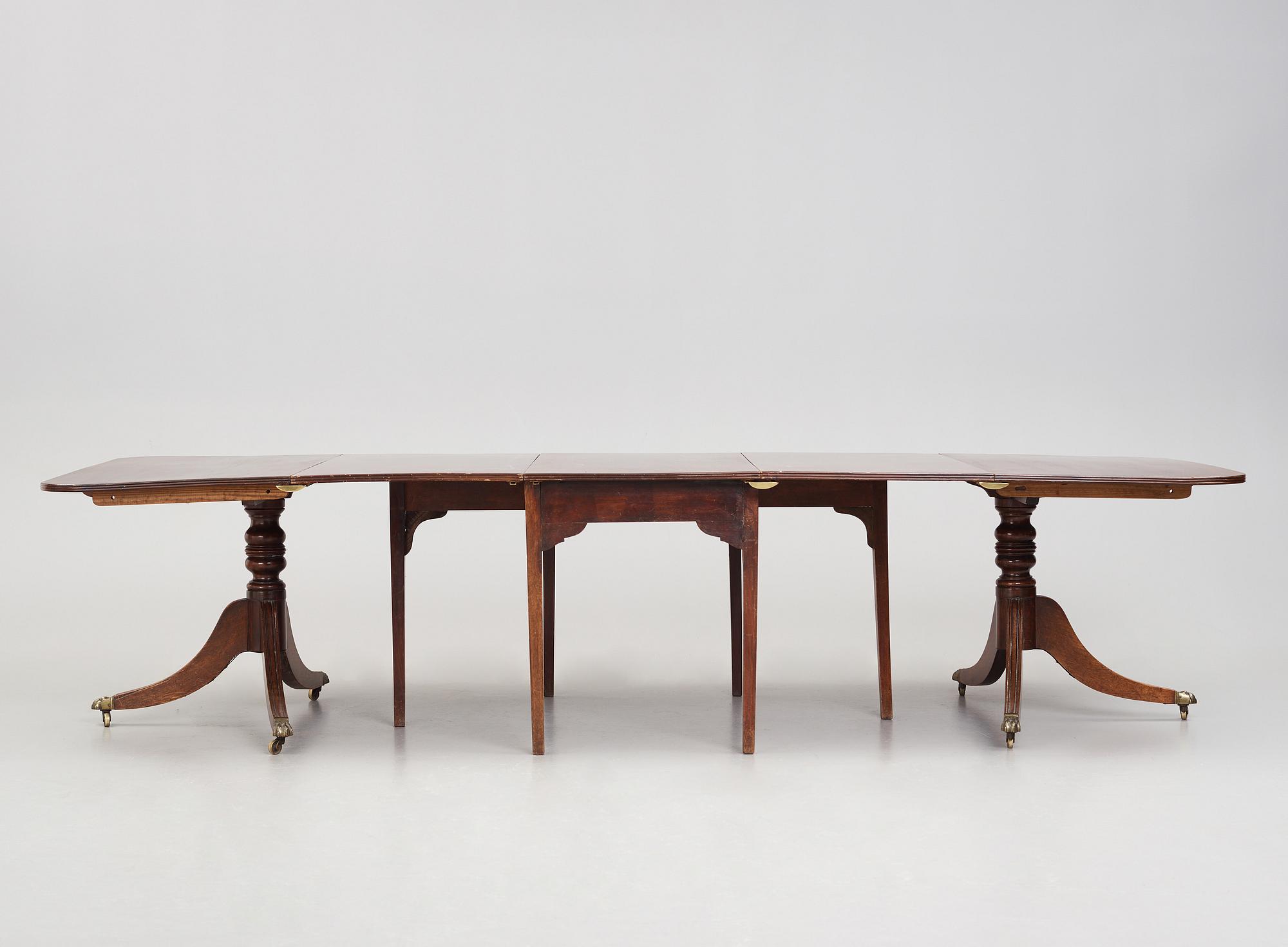 An English dinner table, beginning of the 20th century.