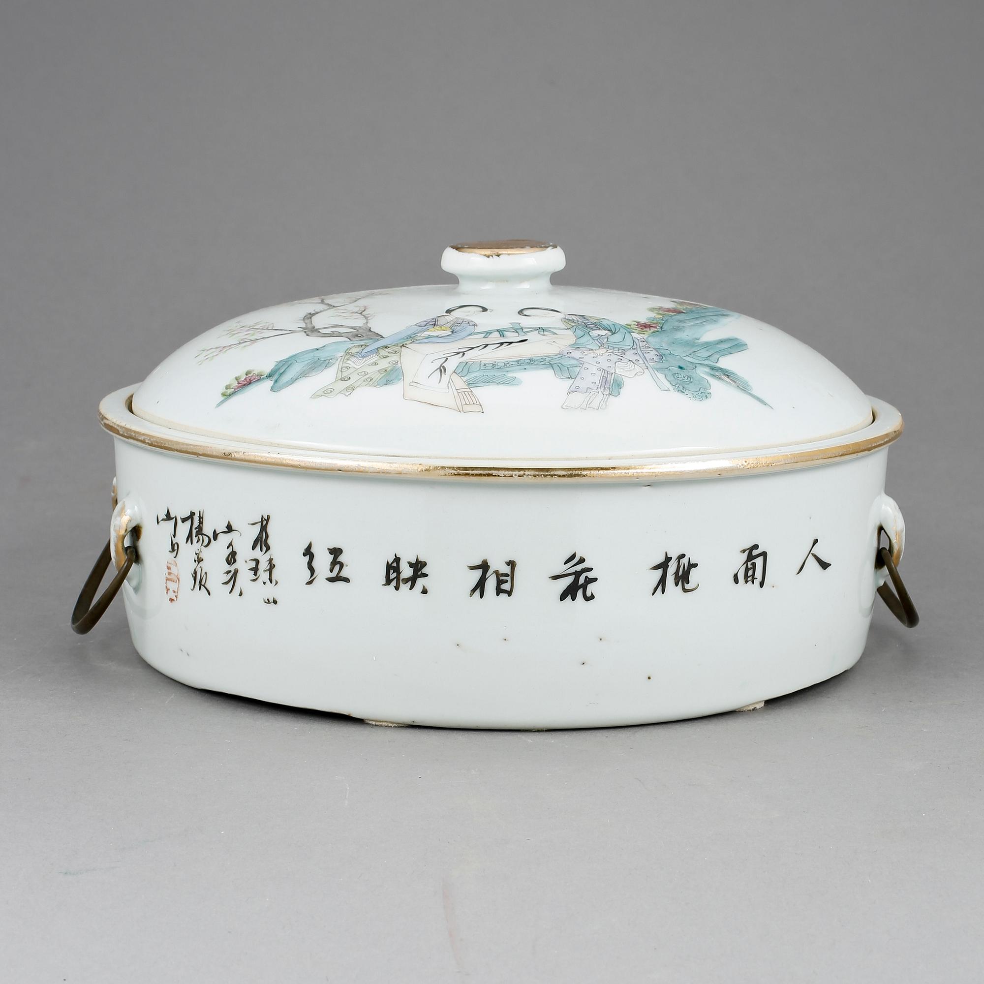 TERRIN MED LOCK, porslin, Kina, 1900-talets mitt.