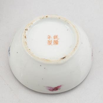 Four pieces of Chinese porcelain, Qing dynasty, 18th-19th century.