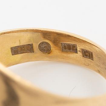 Ring, 18K gold with three brilliant-cut diamonds and small diamonds.