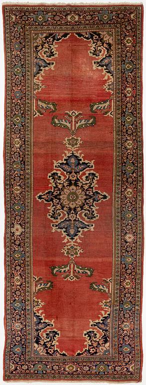 Gallerimatta, antik Mahal, Västra Persien, ca 467 x 170 cm.