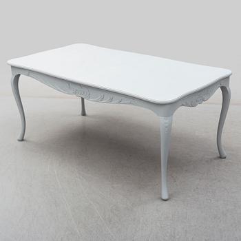 A rococo style dining table and six chairs, end of 20th century.