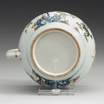 A porcelain chamber pot and cover, Qing dynasty, early 18th Century.