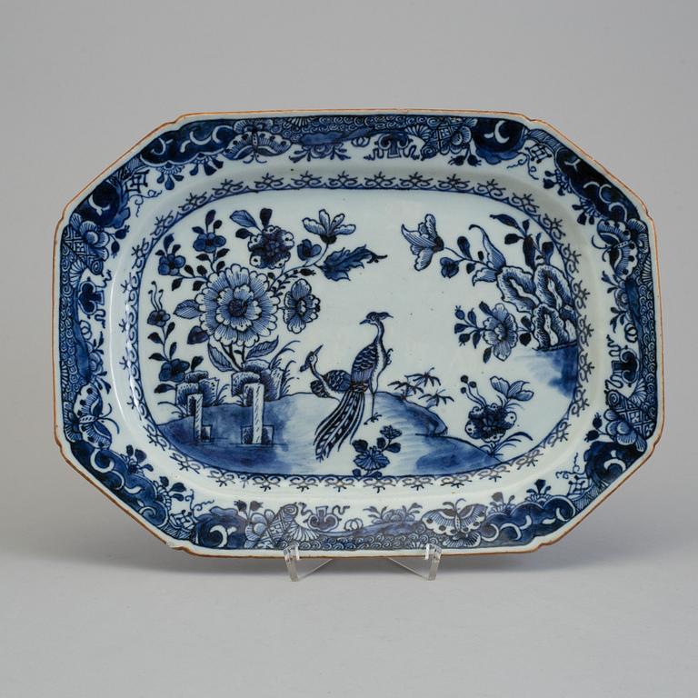 A blue and white porcelain 'double peacock' platter, Qing dynasty, Qianlong (1736-95).