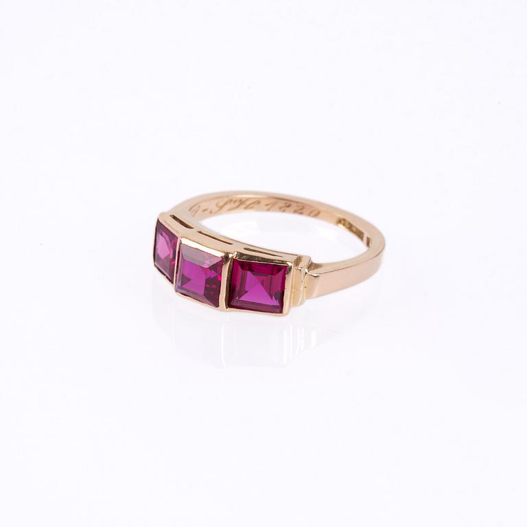 RING, guld med tre trappslipade rubiner, tot ca 1.30 ct. Gustaf Dahlgren, Malmö, 1951.