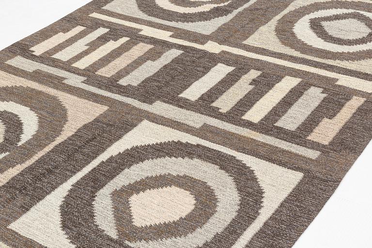 a carpet, flat weave, ca 242,5 x 170,5 cm, signed GBJ as well as a weavers signature in the form of a light blue square.