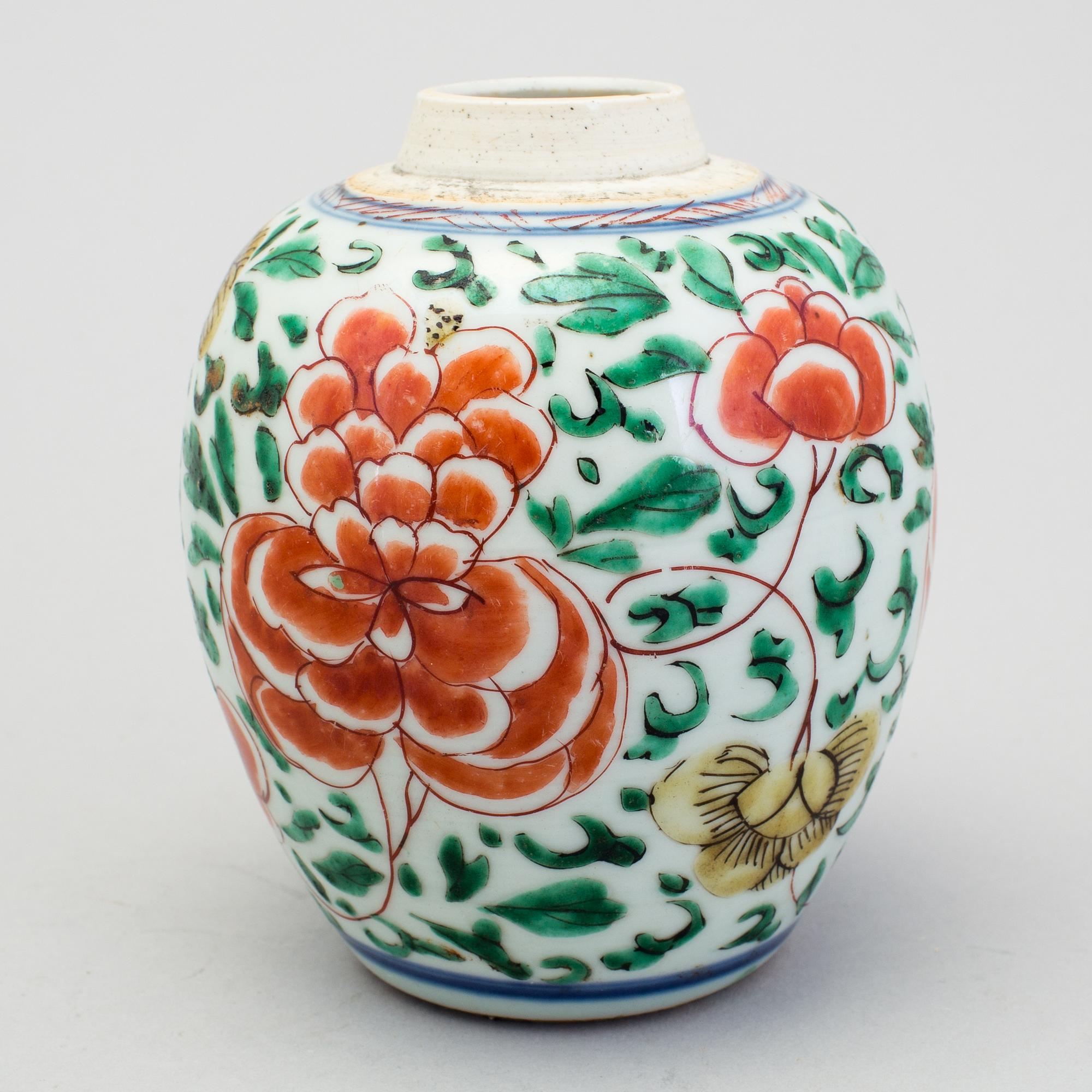 A Chinese porcelain wucai jarlet, Ming dynasty, 17th century.