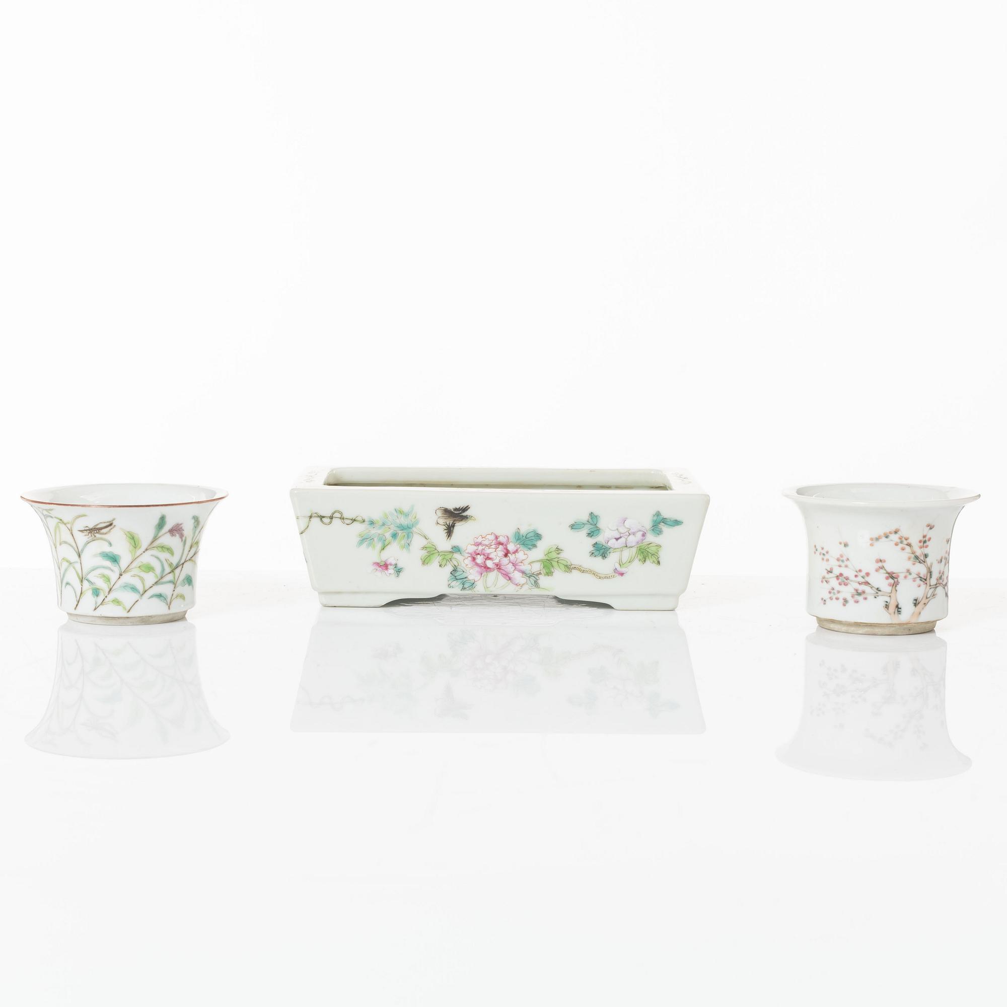 A Chinese famille rose porcelain flower pot and two cups, 20th century.