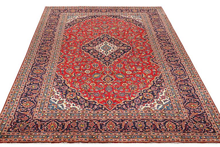 A carpet, Kashan, ca 390 x 243 cm.