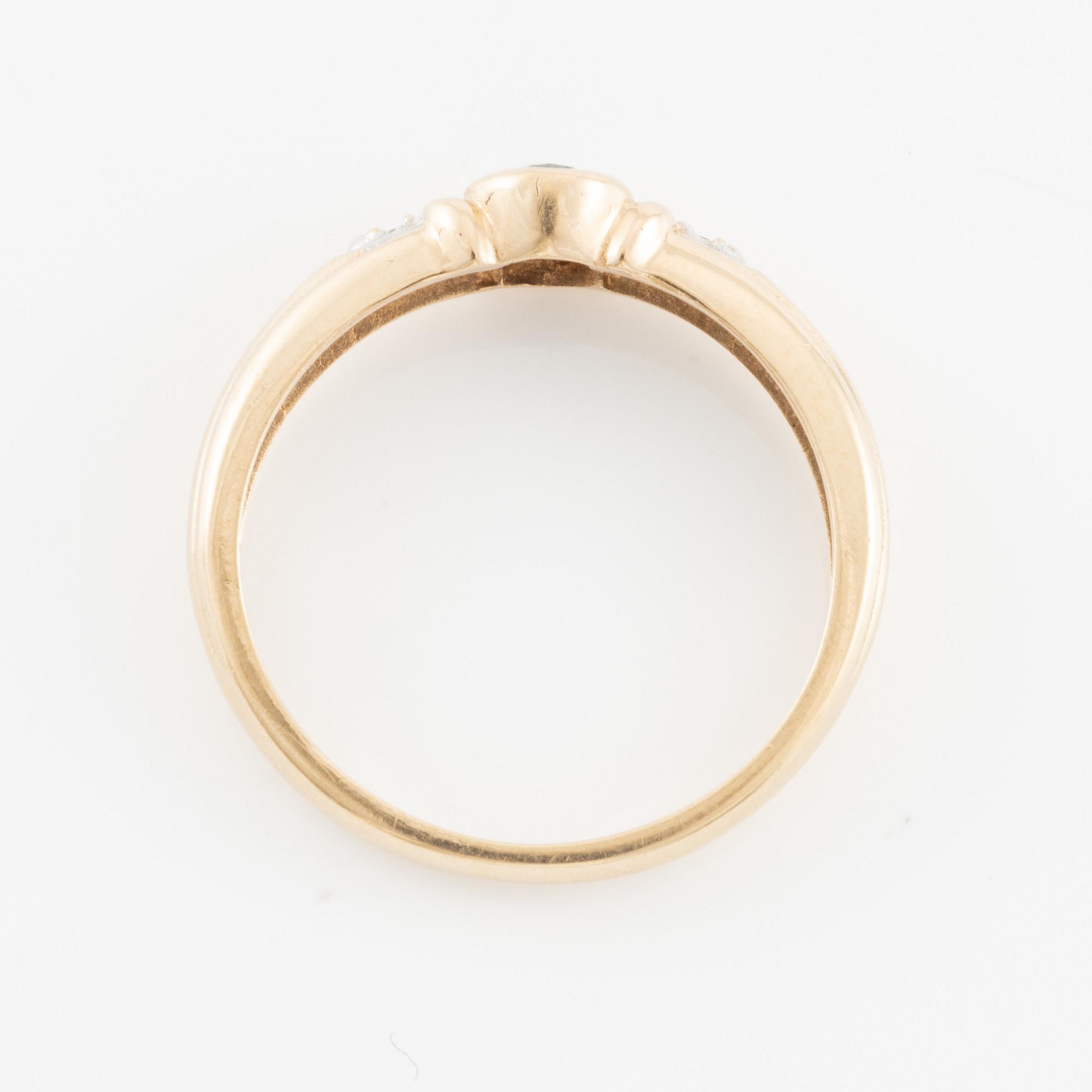 Ring, 14K gold with an oval-cut sapphire and brilliant-cut diamonds.