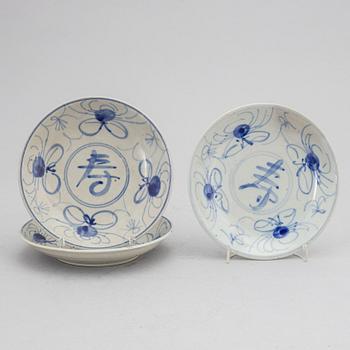 A set of seven Japanese blue and white porcelain dishes, Edo period (1603-1868).