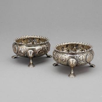 SALTKAR, ett par, silver, otydlig mästare, London, England, 1700-tal. Vikt 134g.