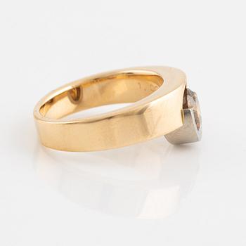 Ring, 18K guld med orangebrun briljantslipad diamant.