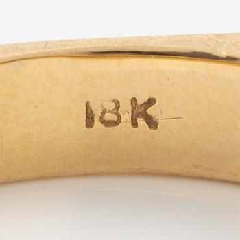 Alliance ring, 18K gold with five brilliant-cut diamonds totalling approximately 1 ct.