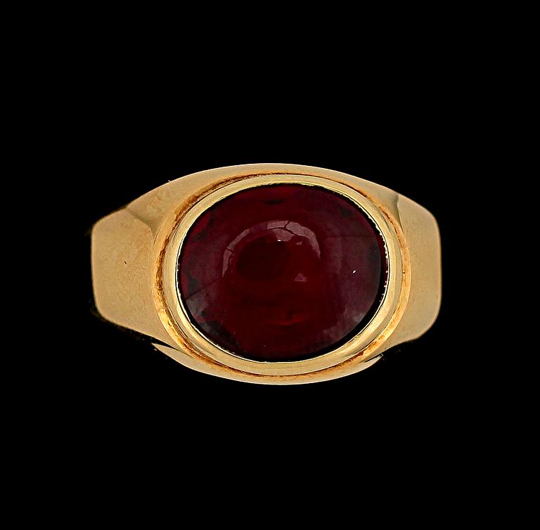 RING, 14k guld med cabochonslipad rubin. Tot vikt 5,8g.