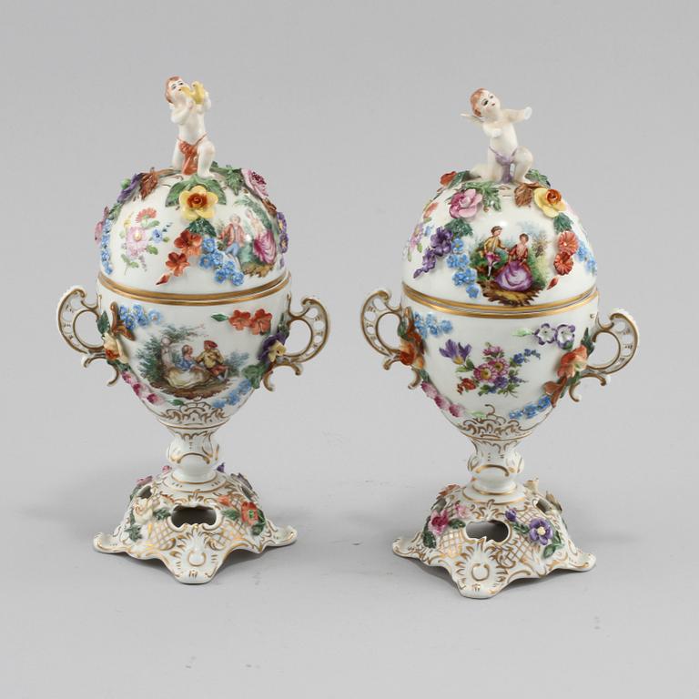 POTPURRIURNOR, 2 st, snarlika, porslin, Dresden, 1900-tal.