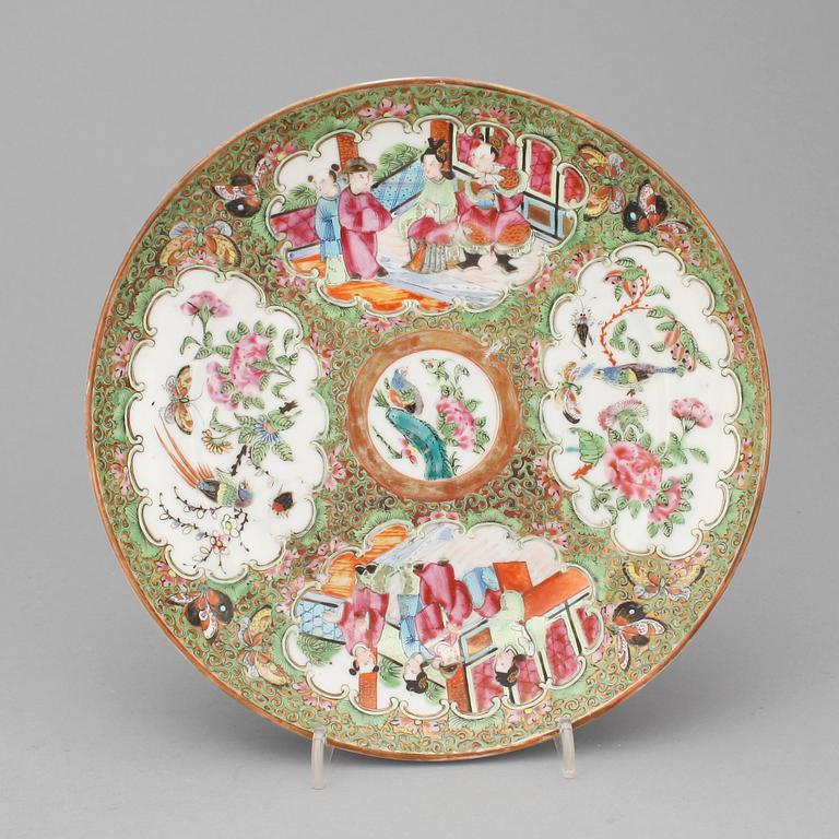 TALLRIKAR, 2 st samt VAS, porslin, Kanton, Kina,1800-tal.