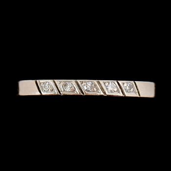 RINGAR, 2 st, 18 k vitguld samt 20 k guld,  med små briljanter. Vikt ca 6 gram.