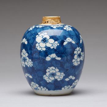 A blue and white tea caddy, Qing dynasty, Kangxi (1662-1722).