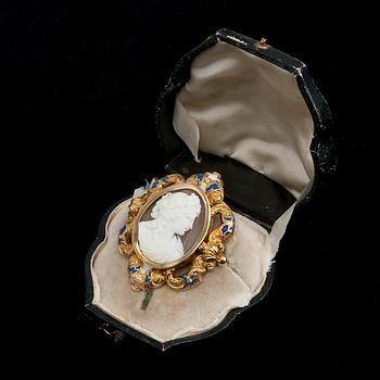 A BROOCH, cameo, enamel.