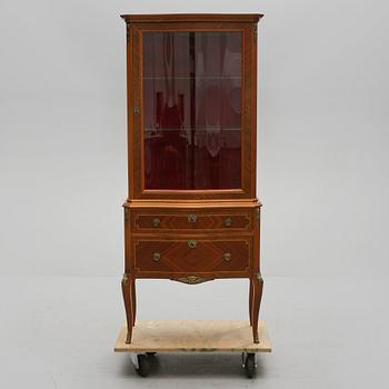 VITRINSKÅP, Louis XVI-stil, 1900-talets andra hälft.