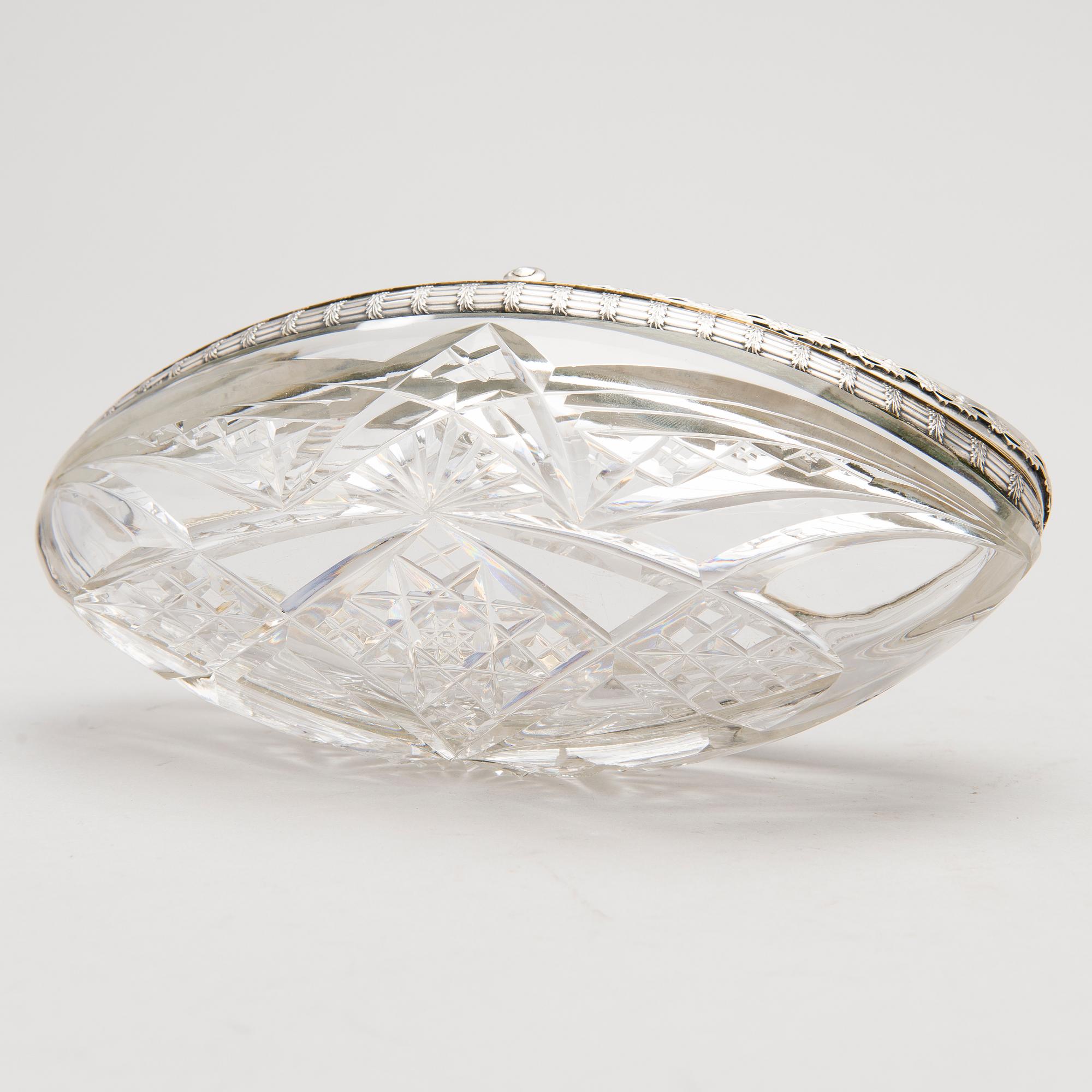 KAVIAR SKÅL, silver och slipat glas, Ryssland, Moskva 15 artellen, daterad 1914.