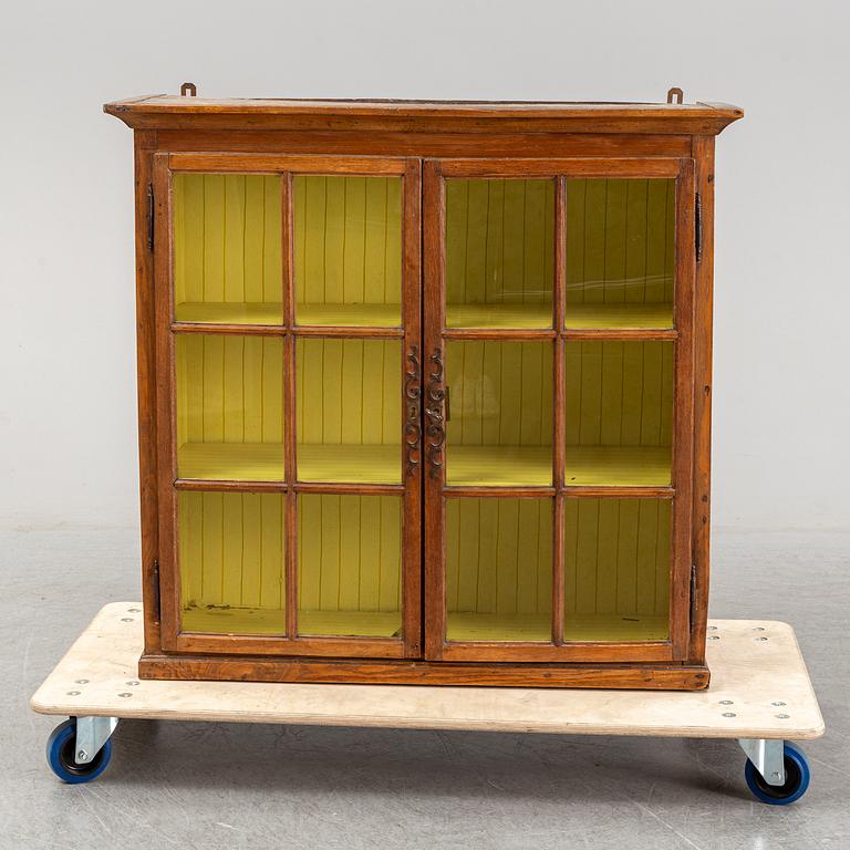 A display cabinet from the first half of the 19th century.