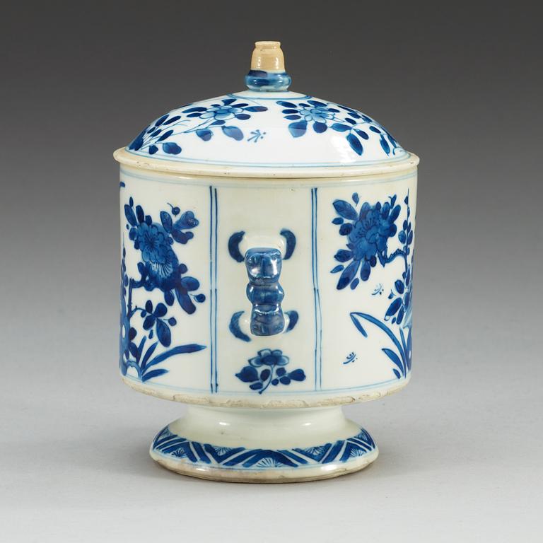 A blue and white cup and cover, Qing dynasty, Kangxi (1662-1722).