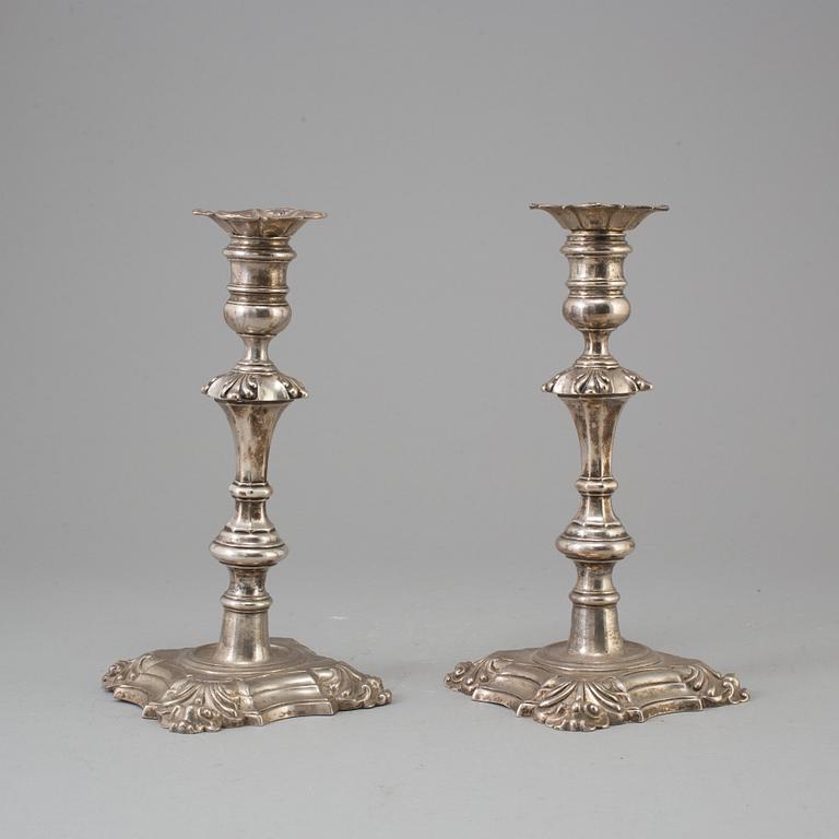 A matched pair of English 18th century silver candlesticks, mark of Paul de Lamerie and David Willaume, London 1748.