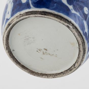 A blue and white Chinese exportporcelain teapot with a blue and white tea caddy, Qing dynasty, 18th and 19th century.